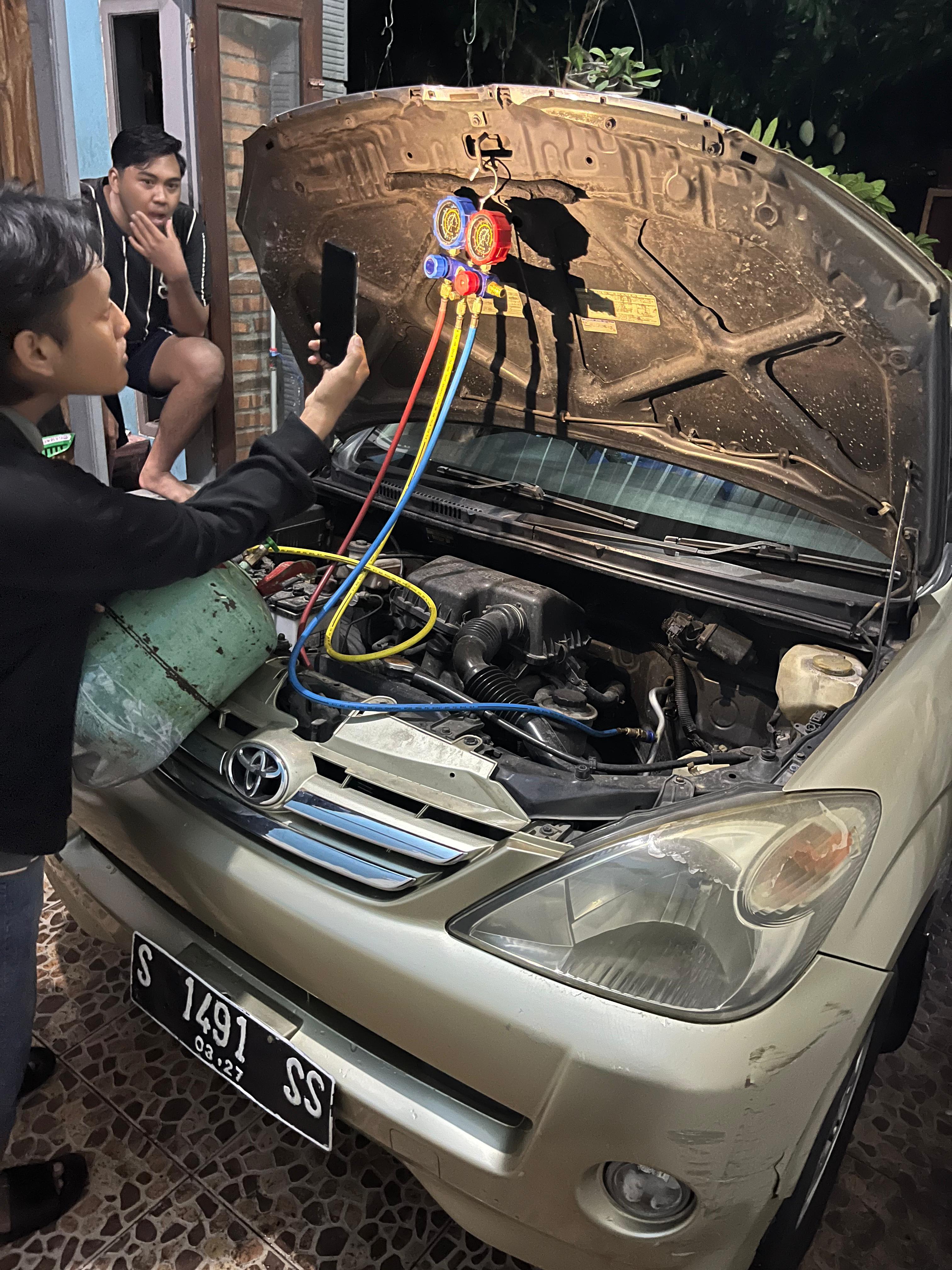 Proses bongkar pasang unit AC baru di rumah pelanggan Mojokerto