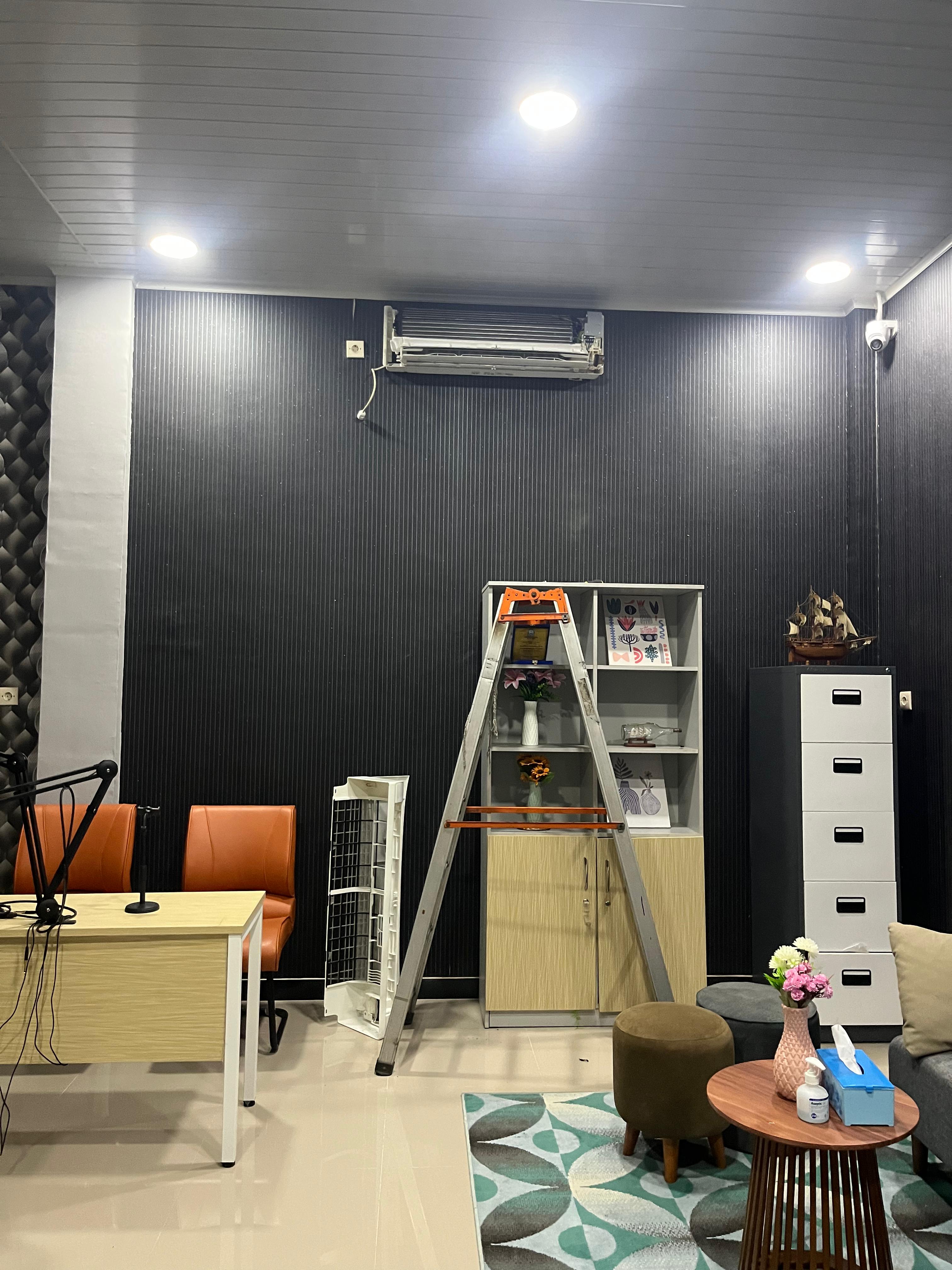 Pengisian freon AC di lokasi pelanggan Mojokerto oleh teknisi berpengalaman